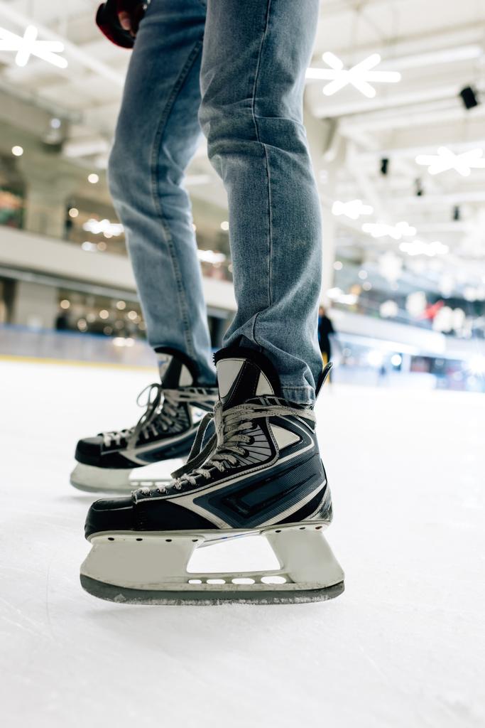 bijgesneden beeld van de mens in schaatsen staan op schaatsbaan - Foto, afbeelding