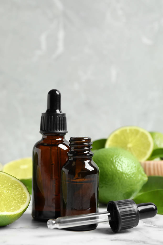 Лайм ефірна олія та цитрусові на мармуровому столі
 - Фото, зображення