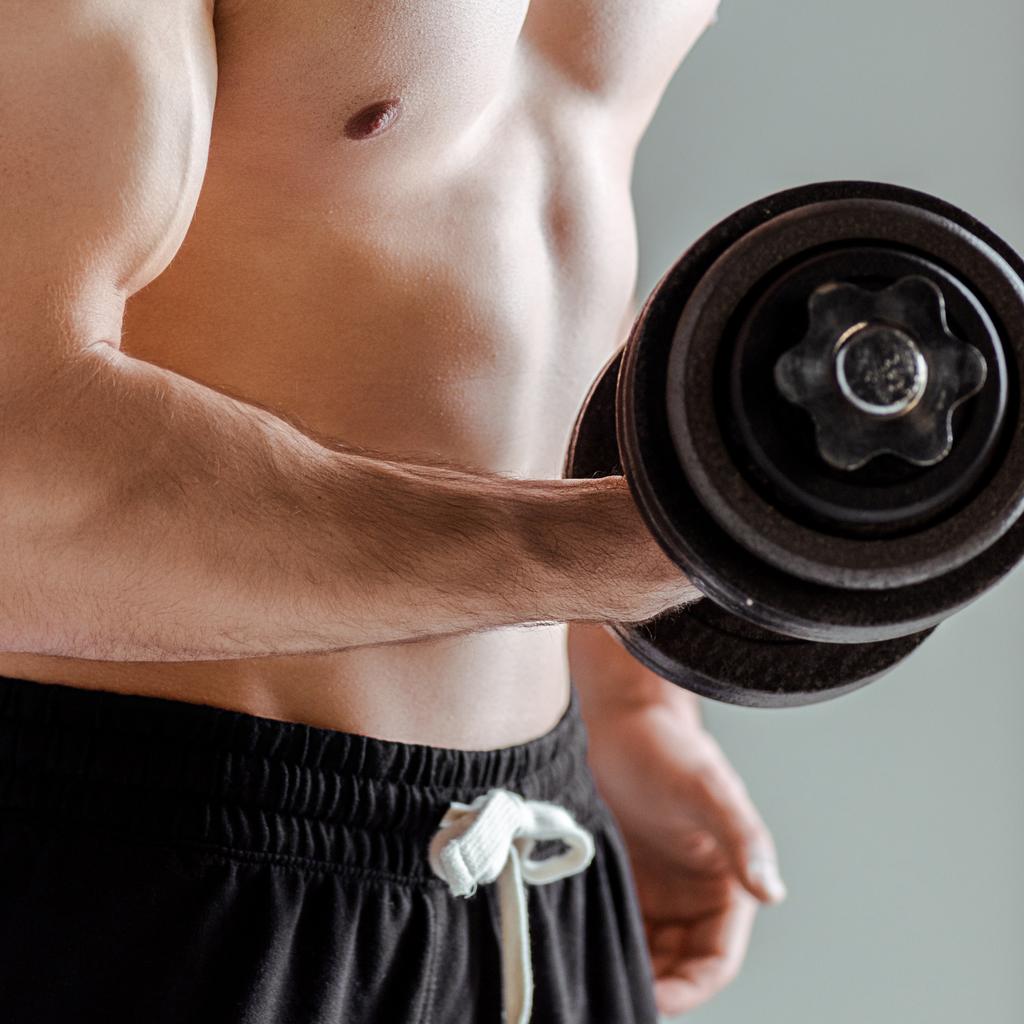 Ausgeschnittene Ansicht von sexy muskulösen Bodybuilder mit nacktem Oberkörper beim Training mit Hantel isoliert auf grau - Foto, Bild