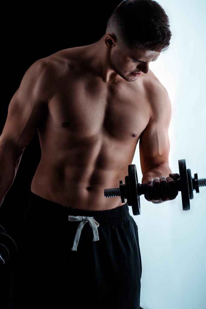 seksikäs lihaksikas kehonrakentaja paljas vartalo käyttää käsipaino
 - Valokuva, kuva