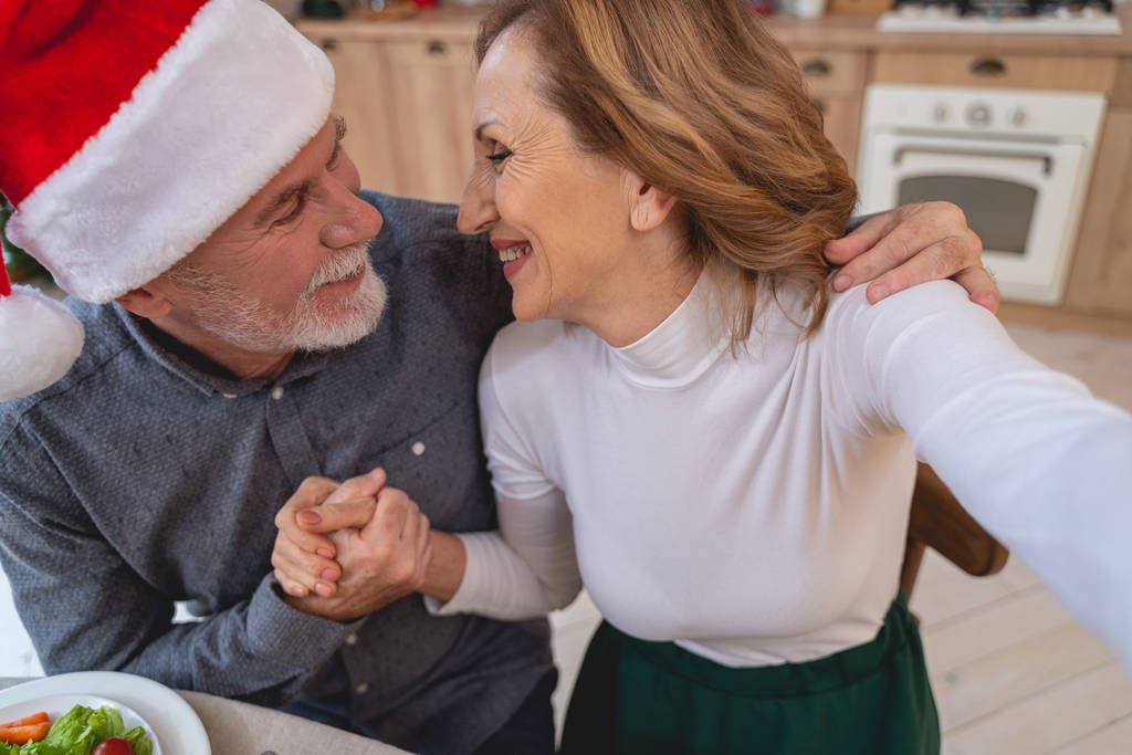 Seniorenpaar feiert Weihnachten zu Hause - Foto, Bild