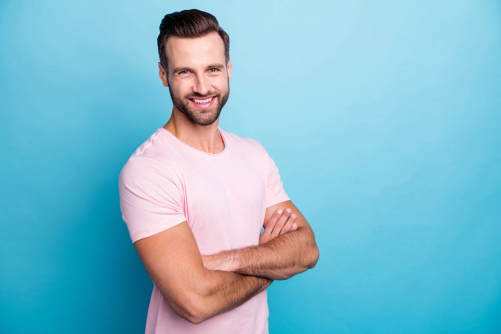 Профільна фотографія впевненого ділового хлопця, боса, схрещеного руками дружнього зуба, що посміхається, кохає свою роботу в повсякденному рожевому одязі футболки ізольований синій колір фону
 - Фото, зображення