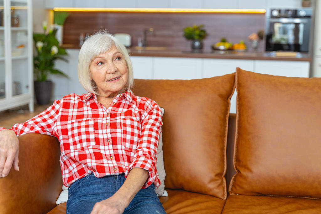 Rustige oudere vrouw kijkt in de verte - Foto, afbeelding