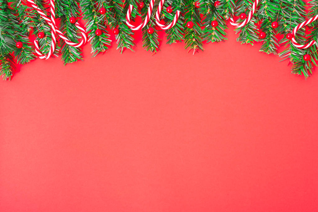 Feliz Ano Novo e dia de Natal, vista superior plana composição decoração árvore abeto no fundo vermelho com espaço de cópia para o seu texto
 - Foto, Imagem