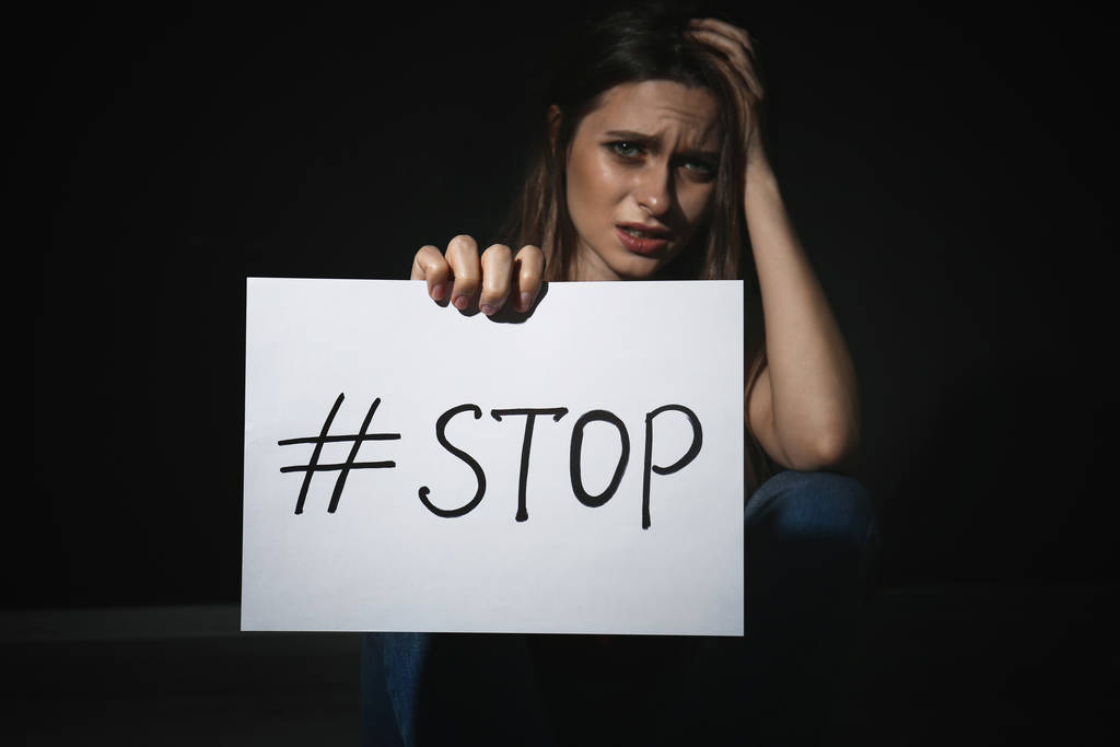Síró fiatal nő hashtag Stop fekete háttér. Belföldi - Fotó, kép