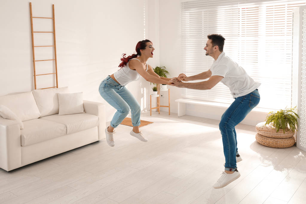 Belo jovem casal dançando na sala de estar
 - Foto, Imagem