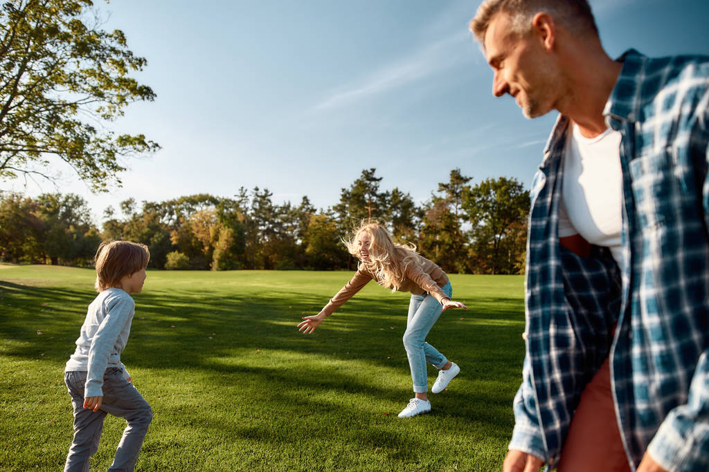 Crescere insieme. Famiglia eccitata correre all'aperto in una giornata di sole
 - Foto, immagini