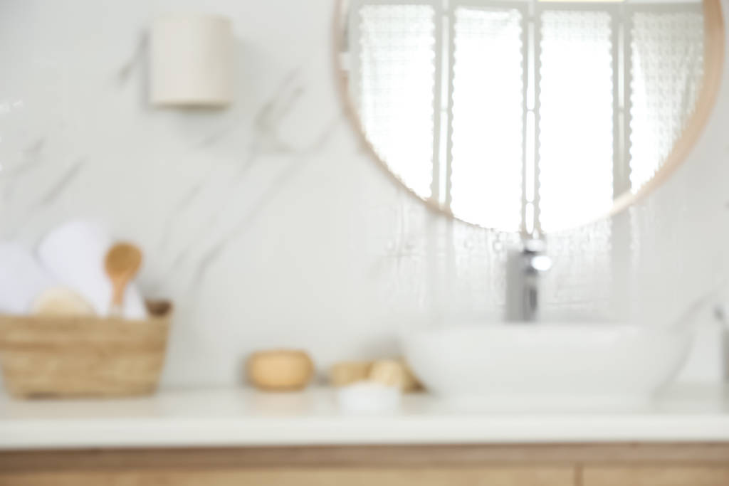 Розмитий вид стильної сучасної ванної кімнати з дзеркалом
 - Фото, зображення