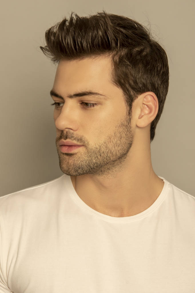 Musculoso rostro fuerte hermoso modelo masculino despojado retrato en camiseta blanca sobre fondo de fuente aislado gris con sombra
 - Foto, imagen