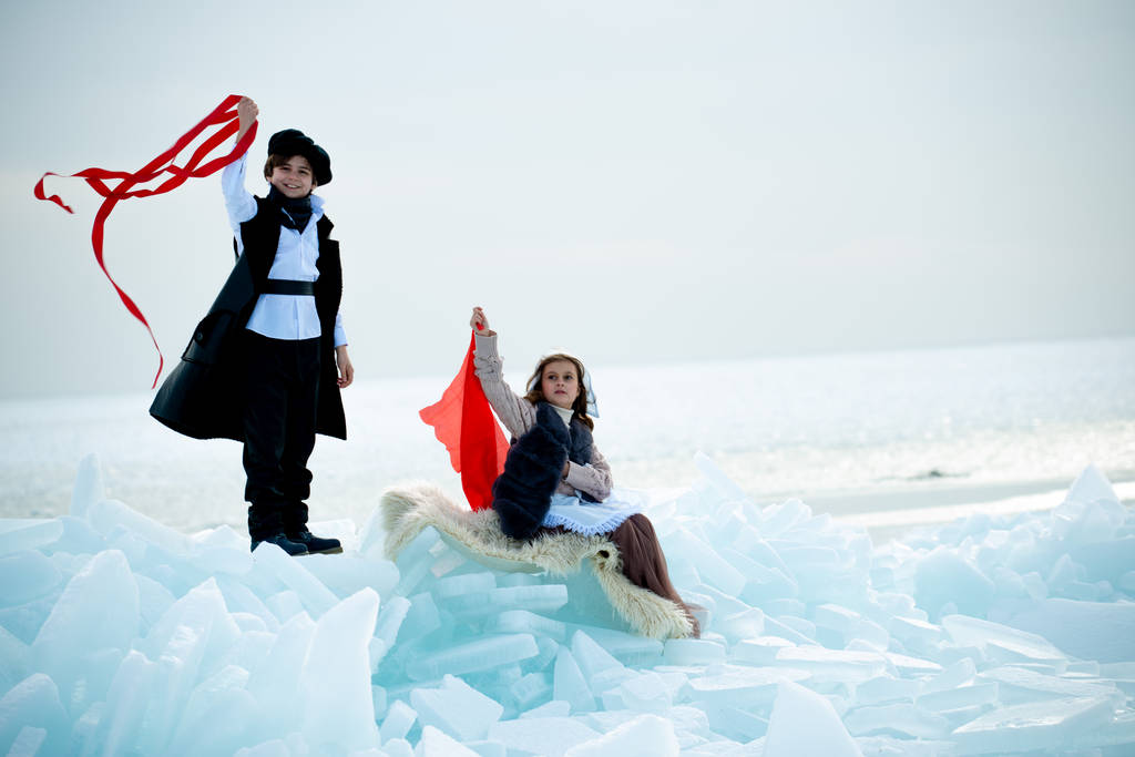 dzieci w kostiumach tematycznych na górze lodowej w zimowym krajobrazie - Zdjęcie, obraz