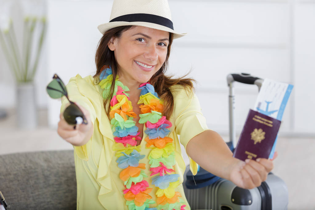 турист показывает очки и паспорт
 - Фото, изображение