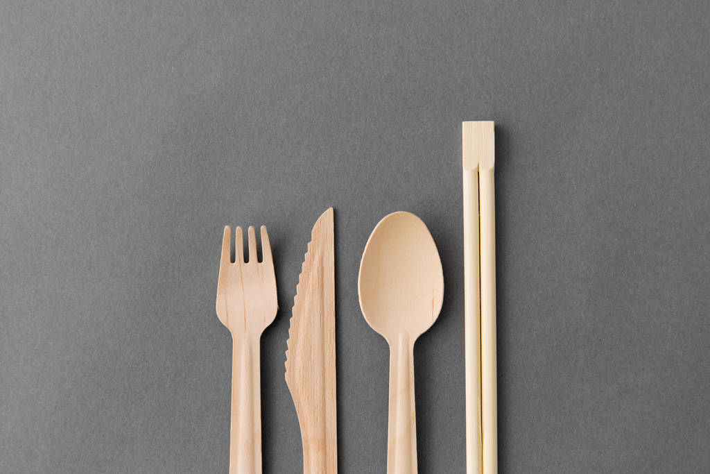 cuchara de madera, tenedor, cuchillo y palillos
 - Foto, imagen