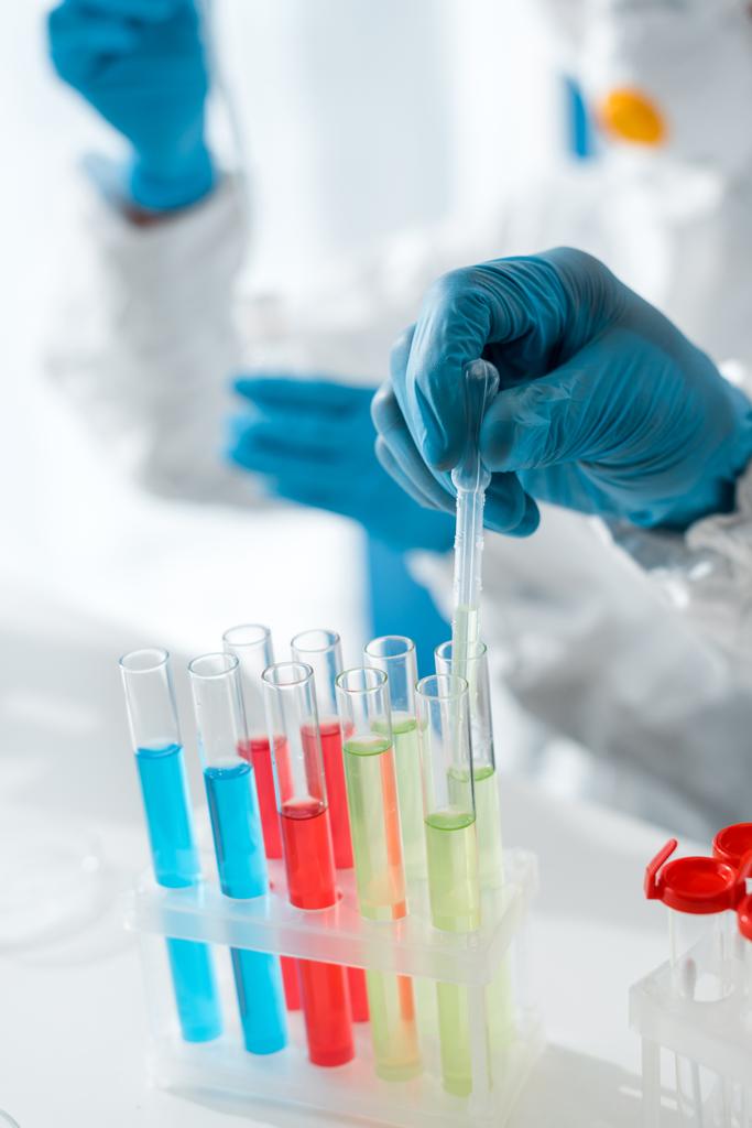 обрезанный взгляд ученых, делающих тест ДНК в лаборатории
  - Фото, изображение