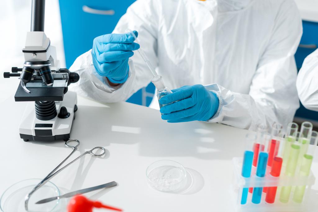 rajattu näkymä tiedemies tekee DNA testi laboratoriossa
  - Valokuva, kuva