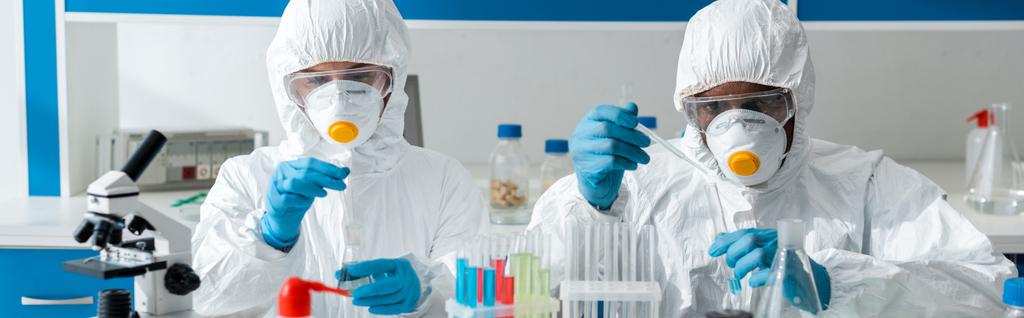 panoramica di scienziati multiculturali che fanno test del DNA in laboratorio
  - Foto, immagini