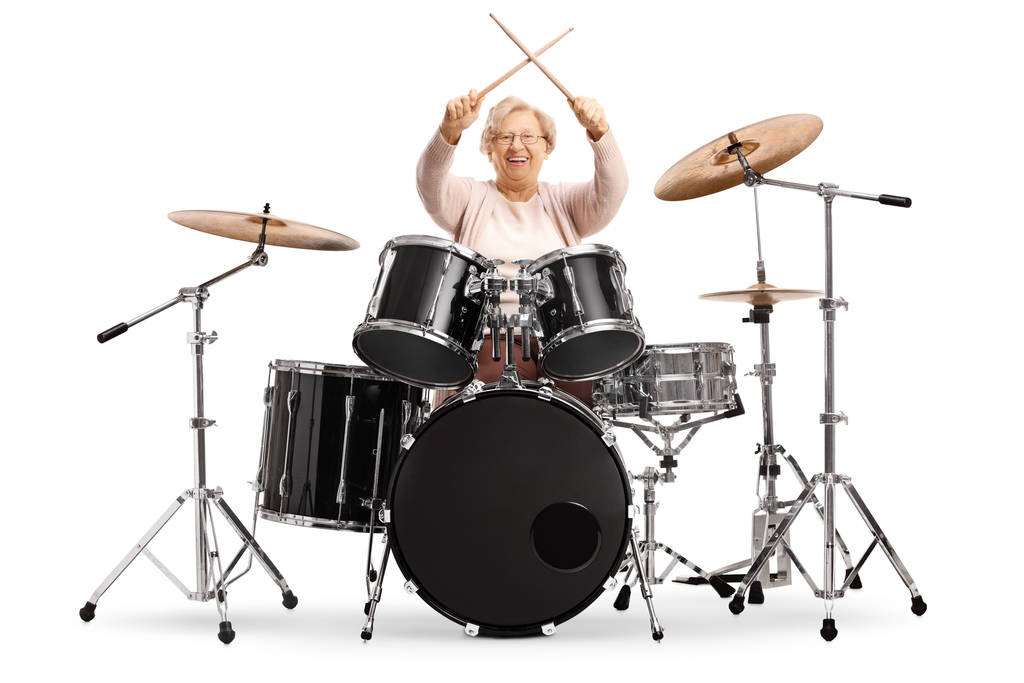 Donna anziana con bacchette incrociate con un set di tamburi
  - Foto, immagini