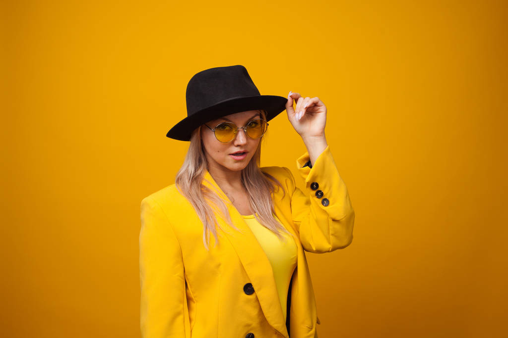 Vrolijke trending jonge vrouw in heldere kleren op gele achtergrond, kopiëren ruimte. Cool blond - Foto, afbeelding
