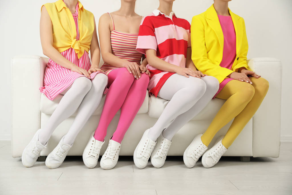 Las mujeres que usan medias de colores sentados en el sofá en el interior, primer plano
 - Foto, imagen