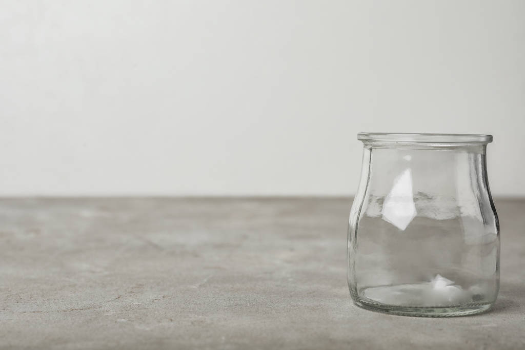 Gri masada boş cam kavanoz, metin için boşluk - Fotoğraf, Görsel