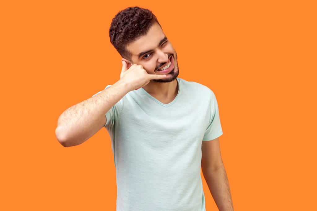 Позвони мне! Портрет счастливой брюнетки мужчина делает жест W
 - Фото, изображение