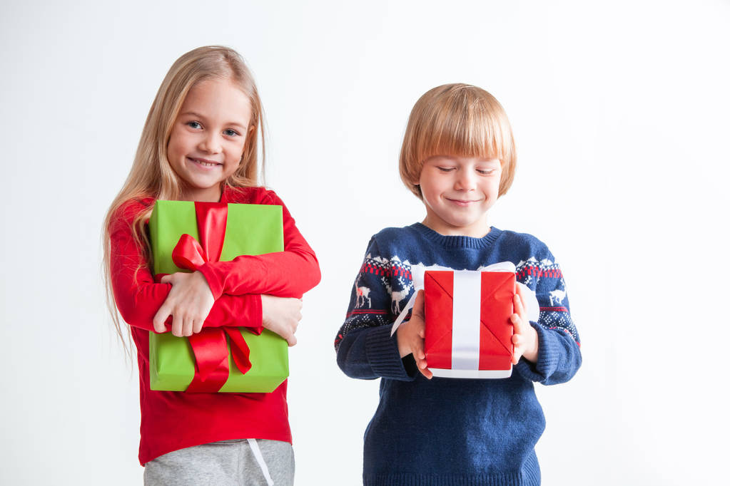 Дети с рождественскими подарками
 - Фото, изображение