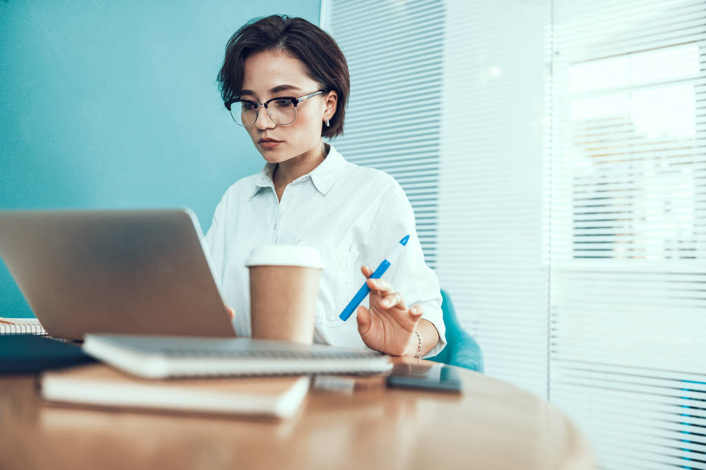 Mujer joven en gafas trabajando en la oficina
 - Foto, Imagen
