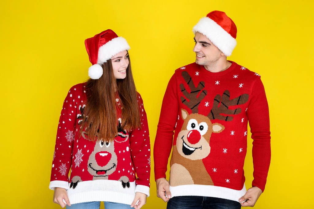 Kaunis mies ja nainen jouluna villapaidat ja jouluhatut päässä
  - Valokuva, kuva