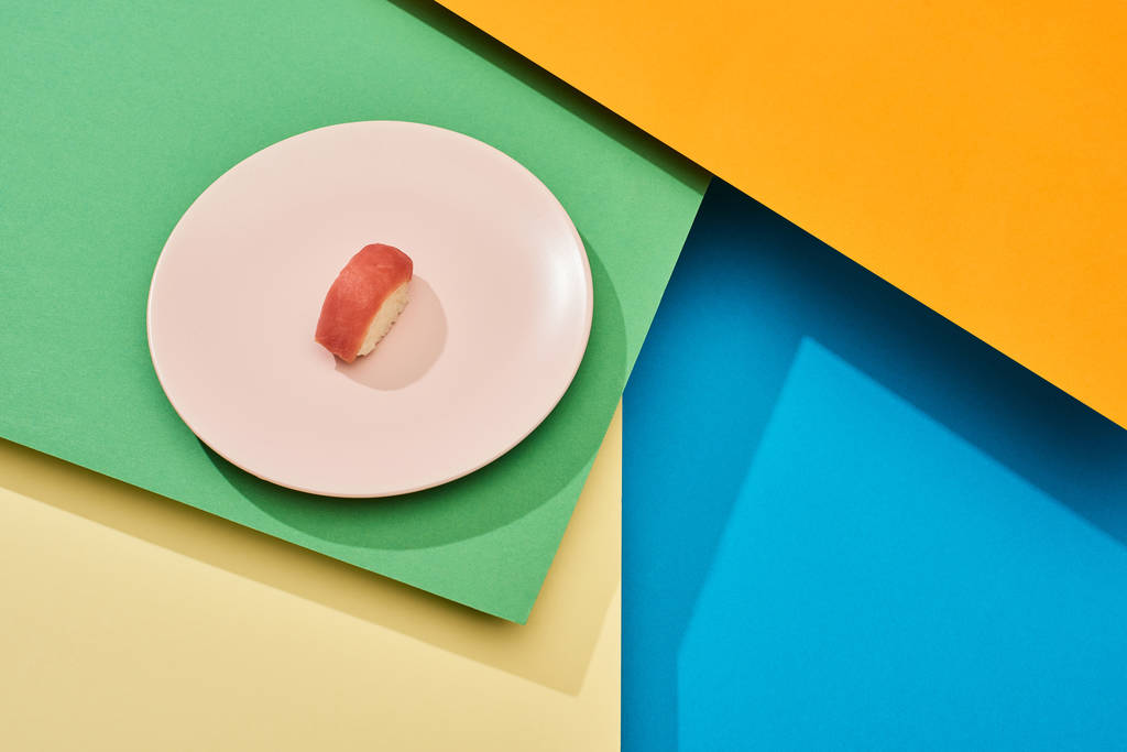 friss nigiri tonhallal a tányéron többszínű felületen - Fotó, kép