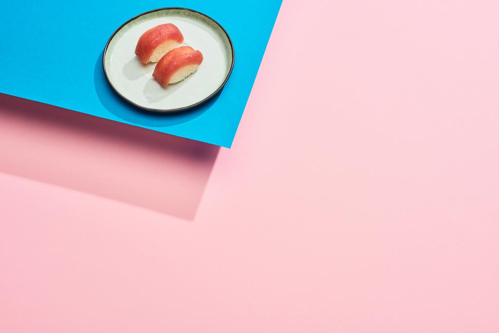 свежий нигири с тунцом на голубом, розовом фоне
 - Фото, изображение