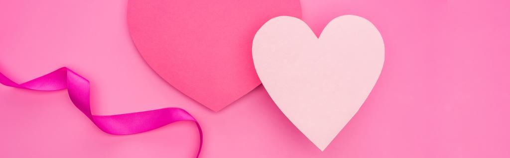 πάνω όψη κενών χάρτινων καρδιών με κορδέλα που απομονώνεται σε ροζ, πανοραμικό πλάνο - Φωτογραφία, εικόνα