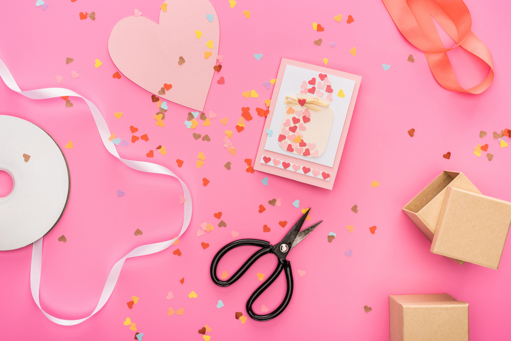 ylhäältä näkymä Ystävänpäivä konfetti, tyhjä kompakti levy, sakset, lahjapakkaukset, onnittelukortti vaaleanpunainen tausta
 - Valokuva, kuva