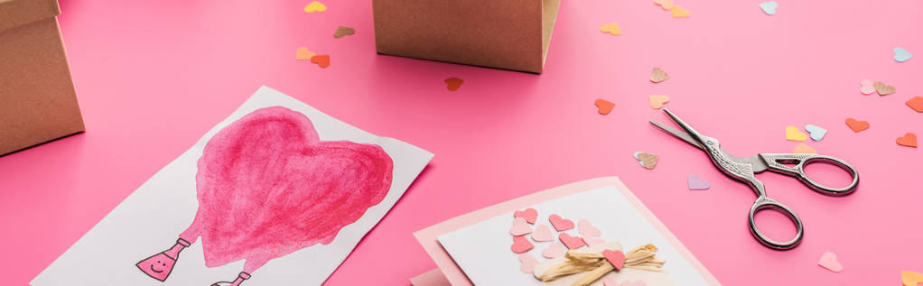 Valentijnskaarten confetti, schaar, inpakpapier, geschenkdozen, wenskaarten op roze achtergrond, panoramisch shot - Foto, afbeelding