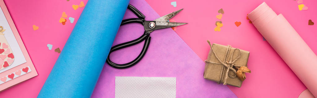 バレンタインデコレーション包装紙ギフトボックスピンクの背景のはさみパノラマ写真 - 写真・画像