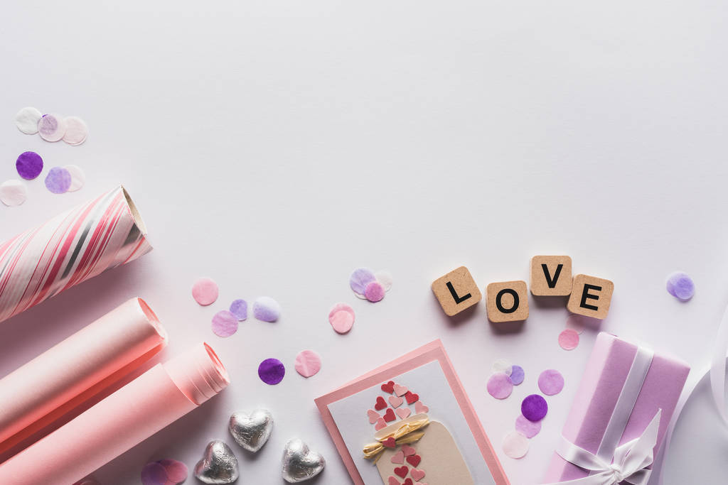 верхний вид украшения валентинки, подарки и кубики с любовью буквы на белом фоне
 - Фото, изображение