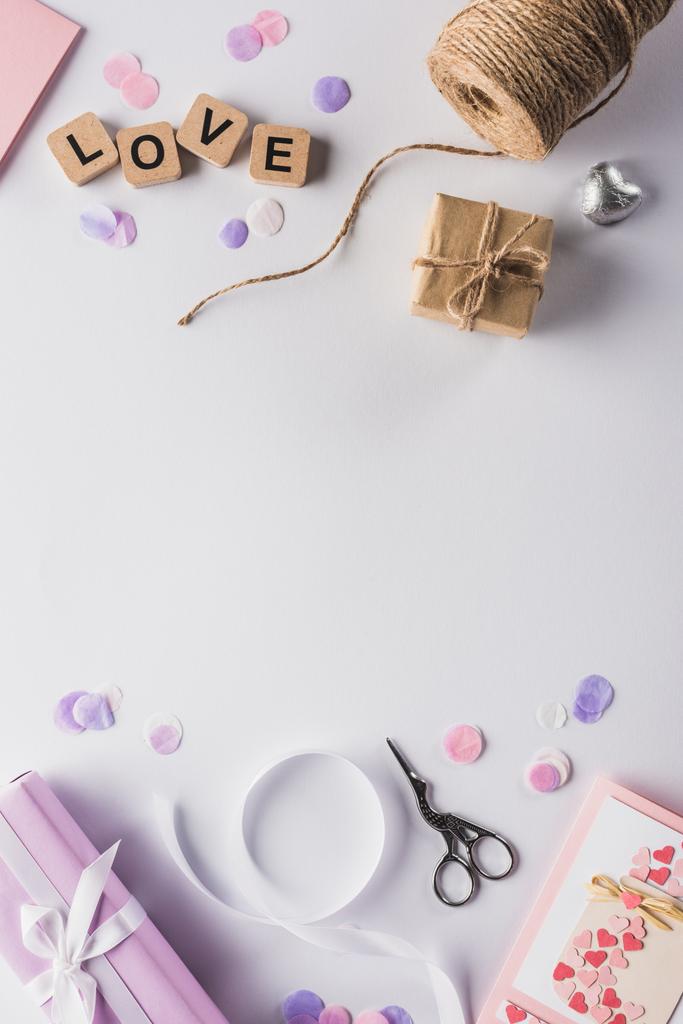 Sevgililer Günü dekorasyonu, hediyeler, el işi malzemeleri ve beyaz arkaplandaki küpler üzerine yazılar. - Fotoğraf, Görsel