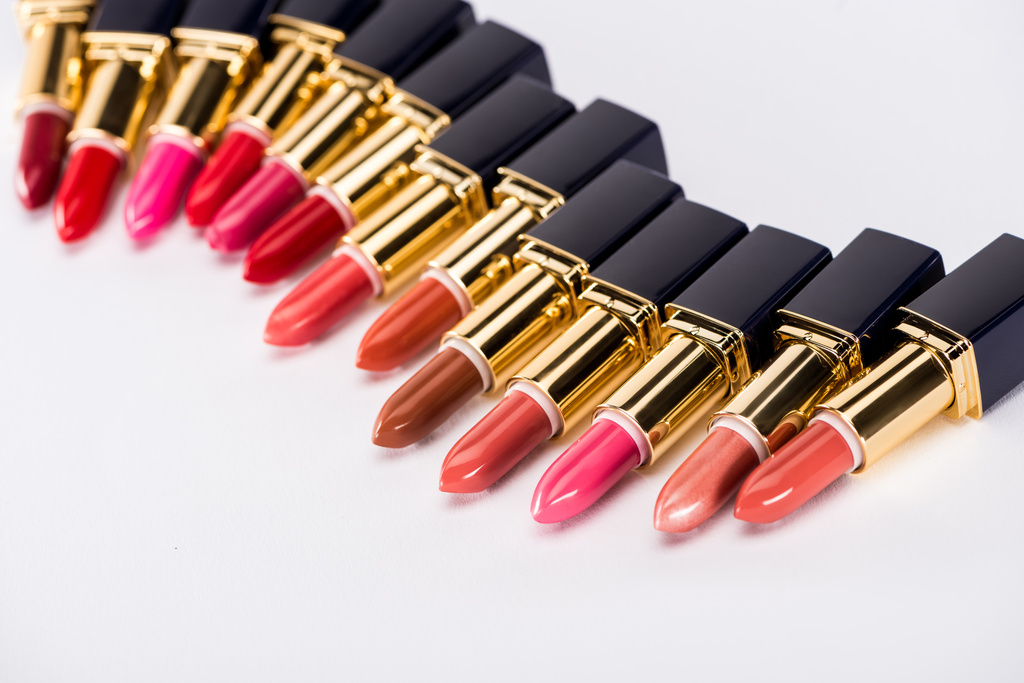 selektiver Fokus verschiedener Lippenstifte in Luxusröhren auf weißem Hintergrund - Foto, Bild