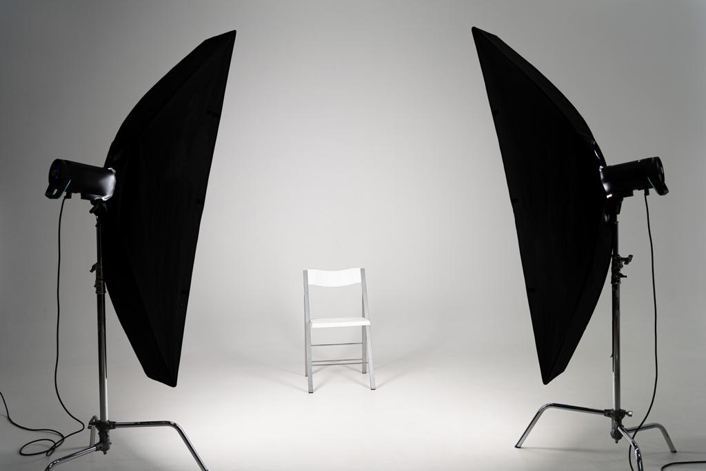 Cadeira branca com luz de estúdio sobre fundo cinza
 - Foto, Imagem