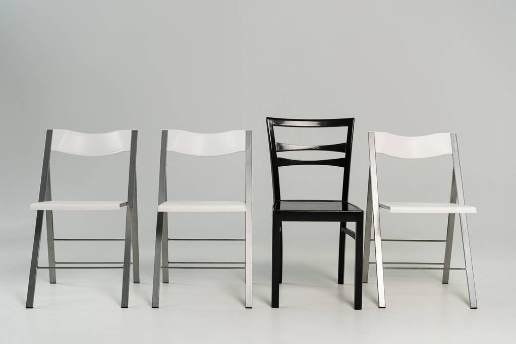 Lege zwart-witte stoelen op grijze achtergrond - Foto, afbeelding