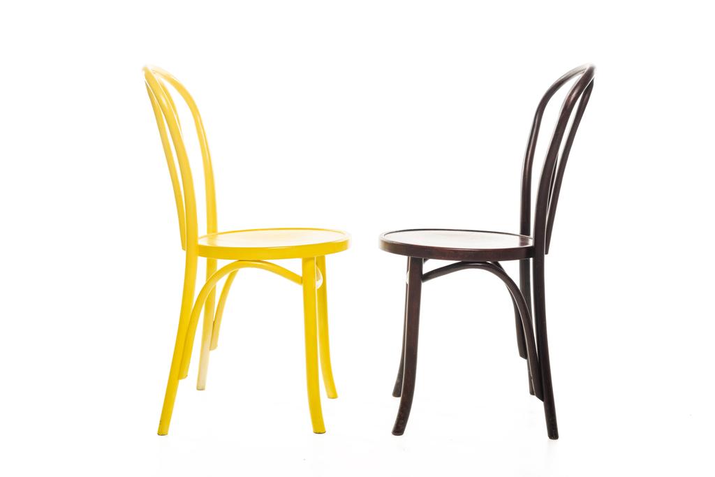 Жовті і коричневі дерев'яні стільці ізольовані на білому
 - Фото, зображення