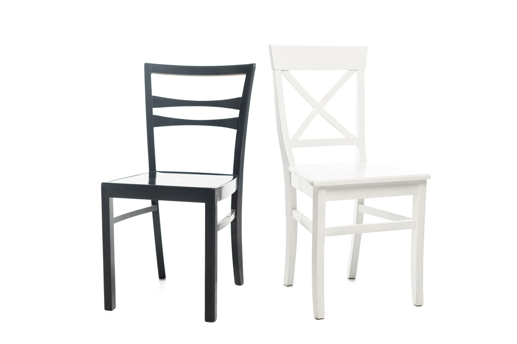 Czarne i białe drewniane krzesła izolowane na białym - Zdjęcie, obraz
