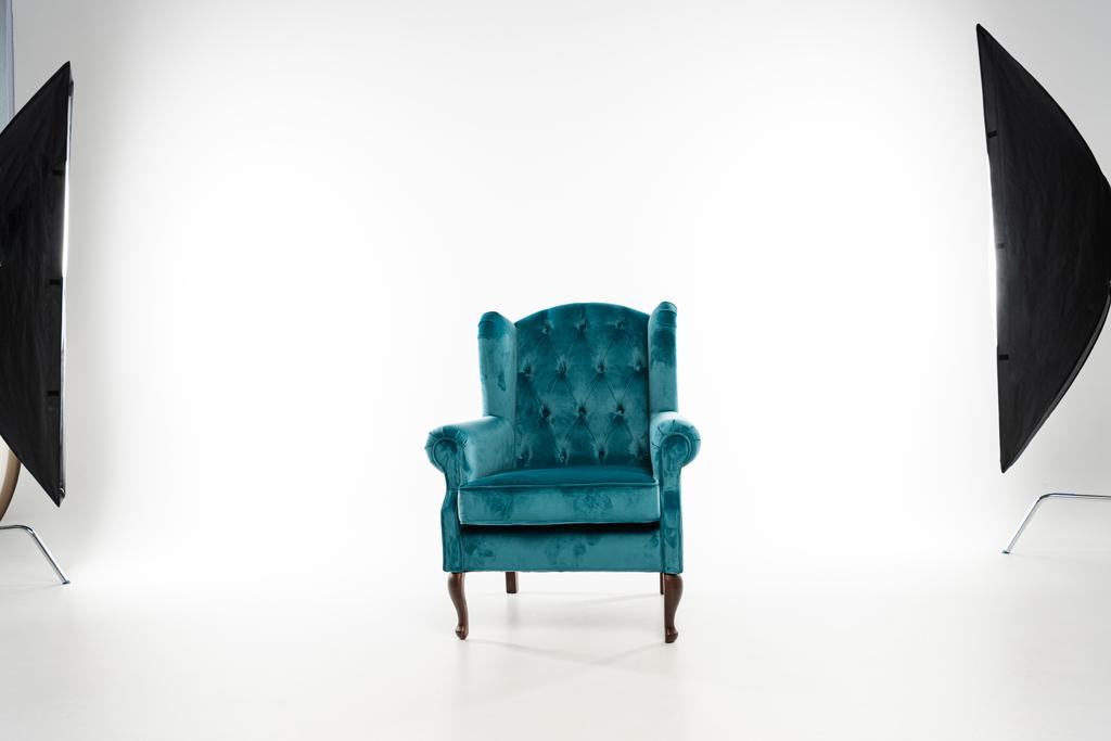Turkusowy fotel z oświetleniem studyjnym na białym tle - Zdjęcie, obraz