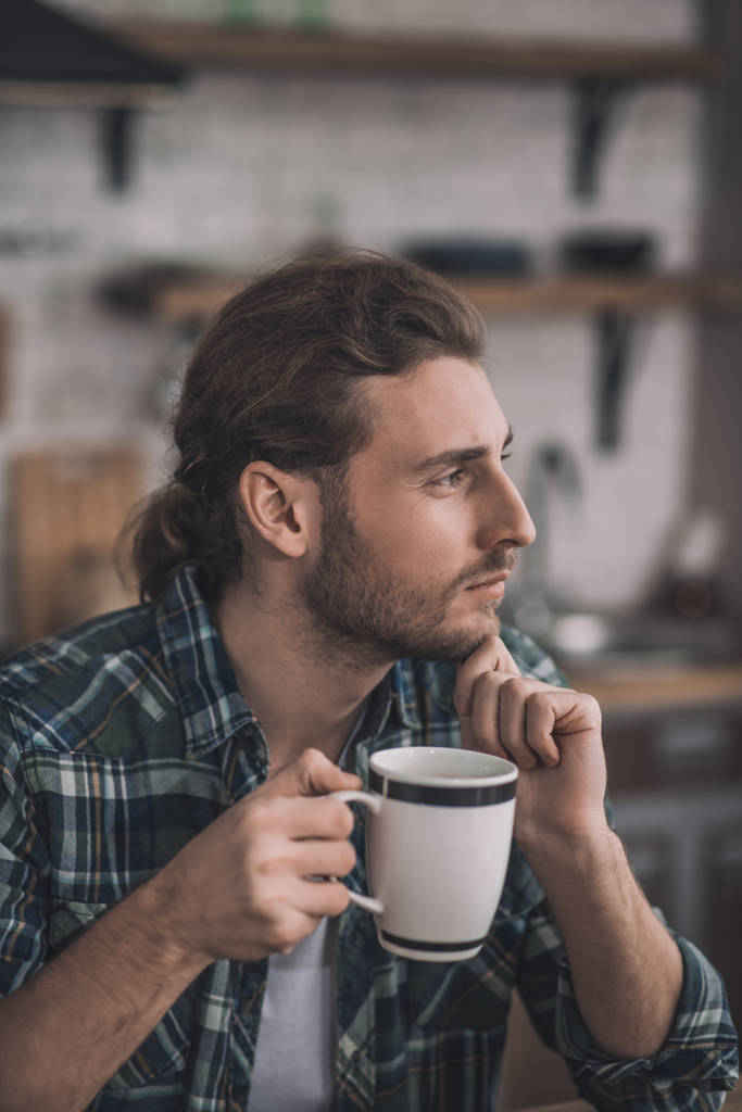 nachdenklicher romantischer Mann bei einer Tasse Kaffee - Foto, Bild