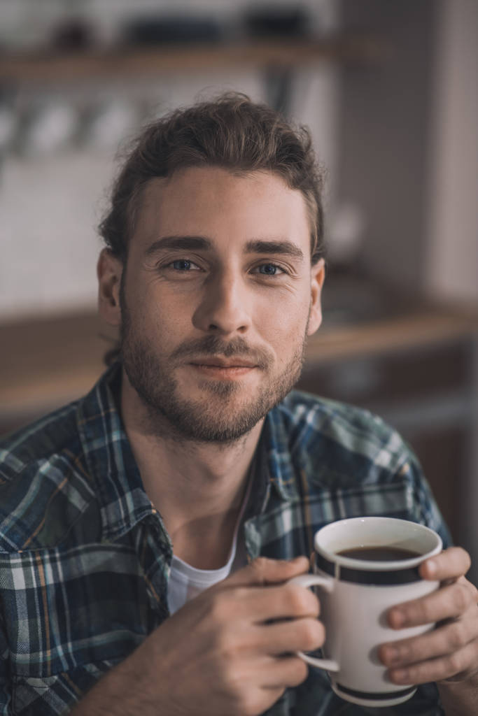 朝のコーヒーを飲むハンサムな長髪の男 - 写真・画像