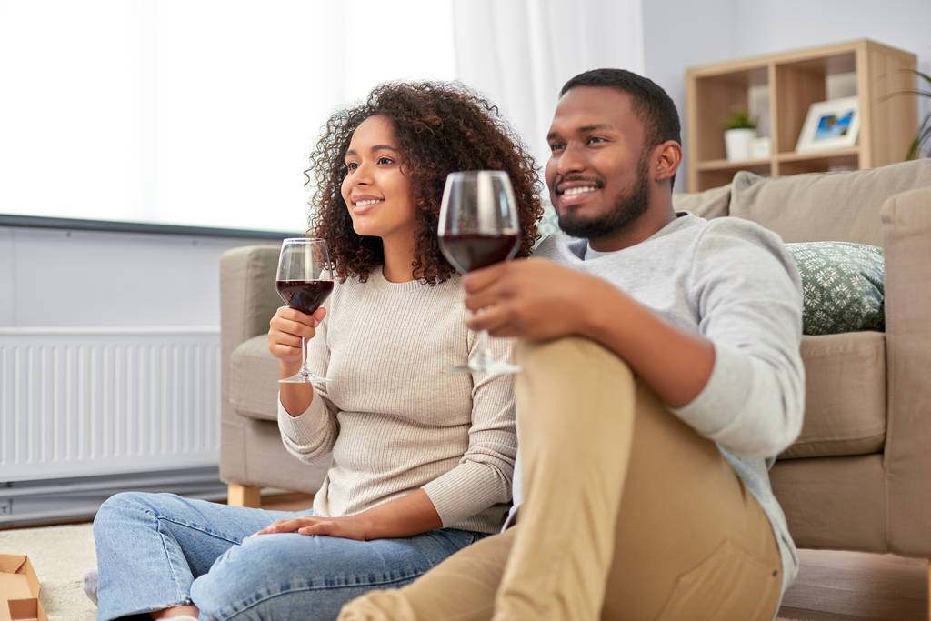 couple afro-américain boire du vin à la maison
 - Photo, image
