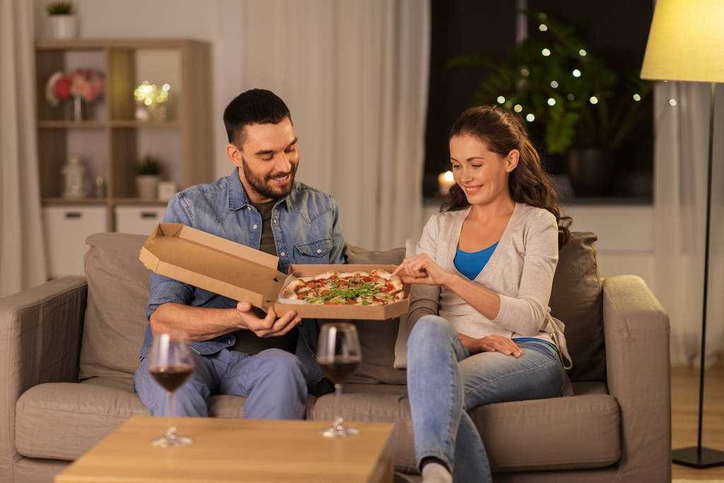 coppia felice mangiare pizza da asporto a casa
 - Foto, immagini