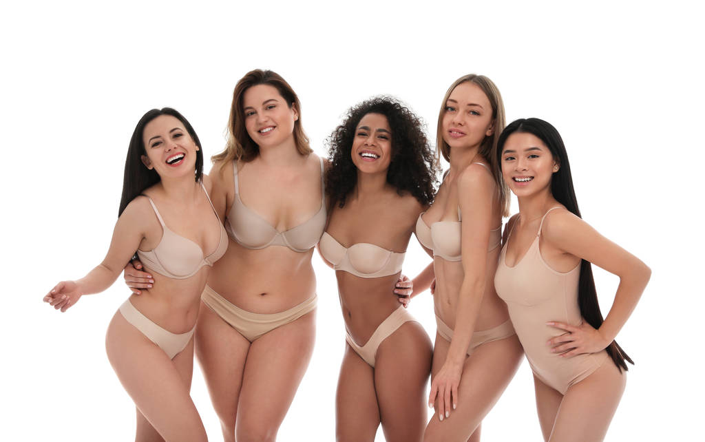 Skupina žen s různými typy těla ve spodním prádle na bílém pozadí - Fotografie, Obrázek