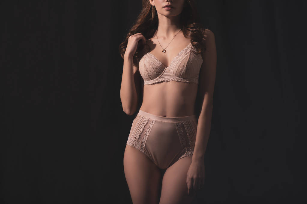 corte vista de sexy jovem mulher no lingerie posando isolado no preto
 - Foto, Imagem