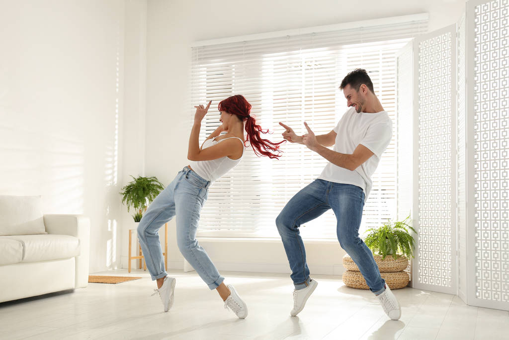 Hermosa pareja joven bailando en el salón
 - Foto, imagen