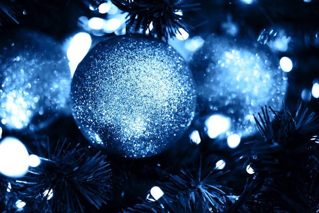 a labdákat a karácsonyfa - Fotó, kép