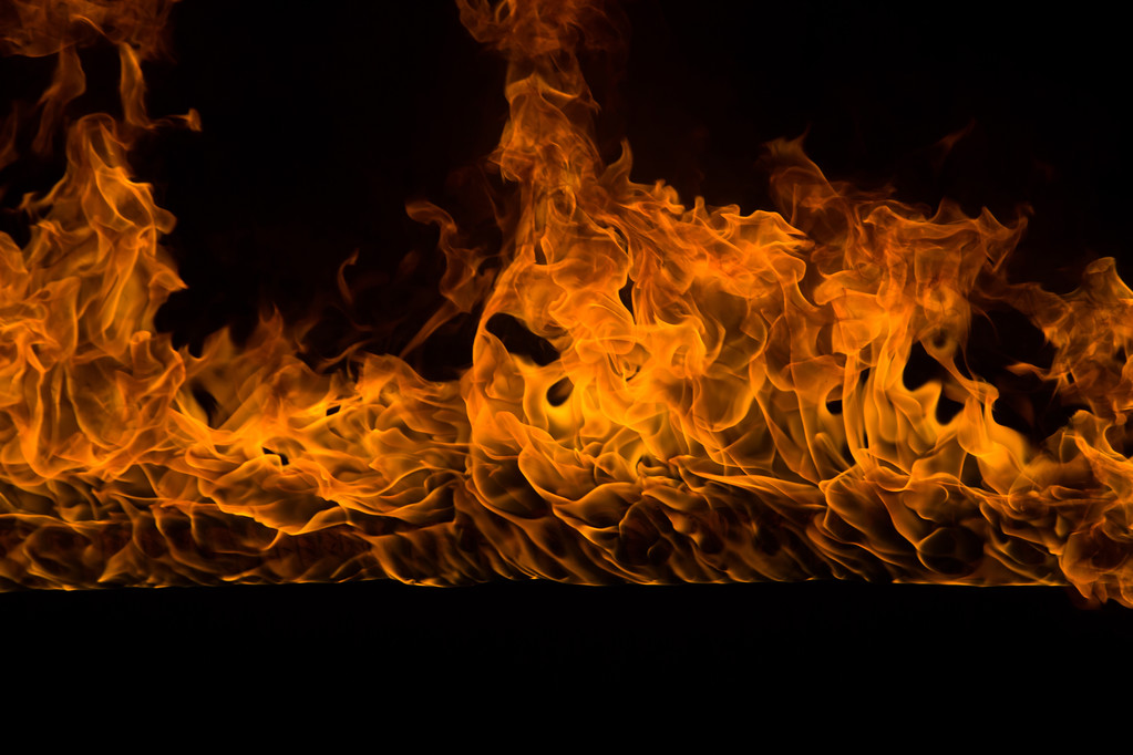 Lángoló lángok fekete háttér - Fotó, kép